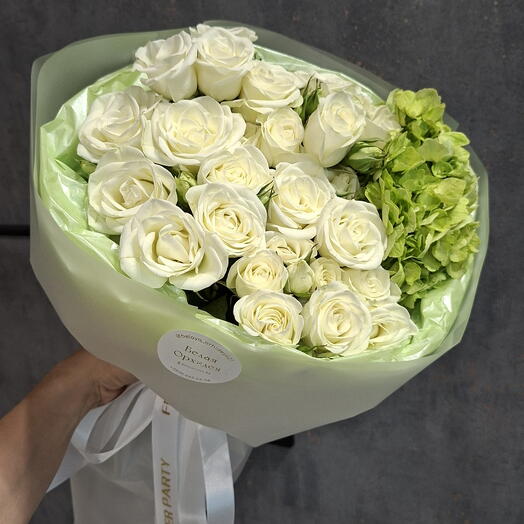Букет из белых роз с салатовый гортензией микс