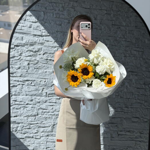 Sunny Crush - napraforgó, francia rózsák, ranunkulusz, viburnum