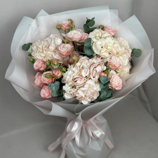 Букет из гортензий и кустовых пионовидных роз🥰