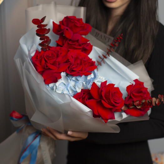 Гортензии с красными розами