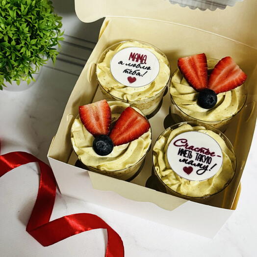 Chocolate trifles with strawberries