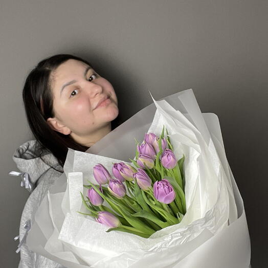 Пионовидные тюльпаны сиреневые и открытка для мамы