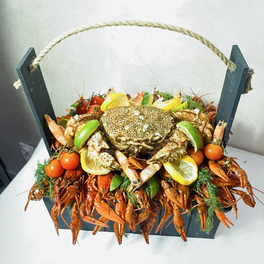 Краб , рак и креветки в корзине