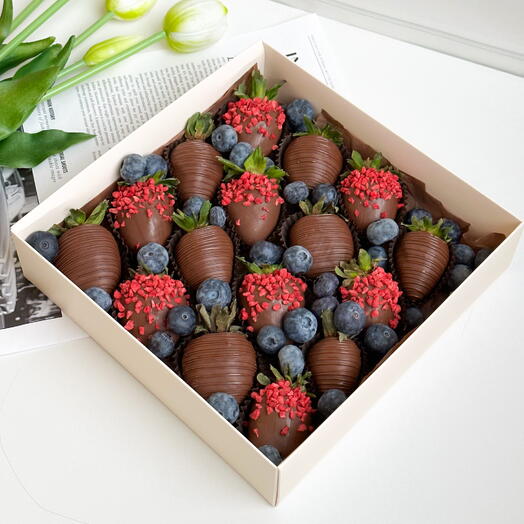 Клубника в шоколаде 16-20 ягод с голубикой N51