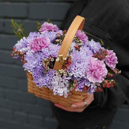 Корзина с хризантемой и хамелациумом