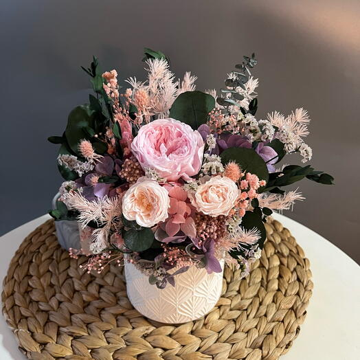 Букет из стабилизированных цветов в кашпо Fleur