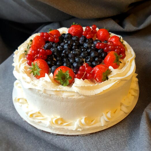 Торт Молочная девочка 2 кг с ягодами на день рождения