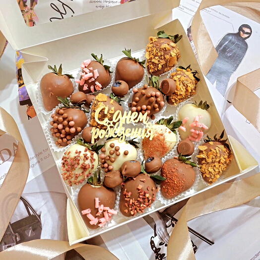 Клубника в бельгийском шоколаде с голубикой и С ДНЕМ РОЖДЕНИЯ 🎁🍾