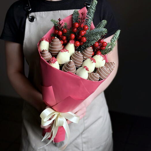 Букет из клубники в бельгийском шоколаде и еловых веток Кремовый