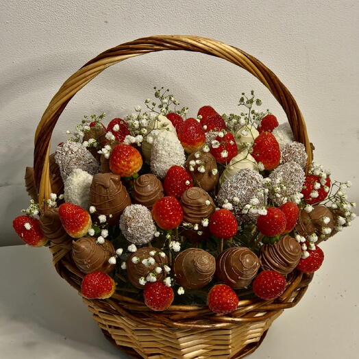 Композиция из клубники в шоколаде в корзинке "Бархатный туман"