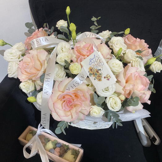 Композиция из французских роз и клубника в шоколаде