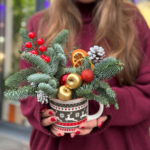 Новогодняя Композиция с Хвоей в кружке Олени