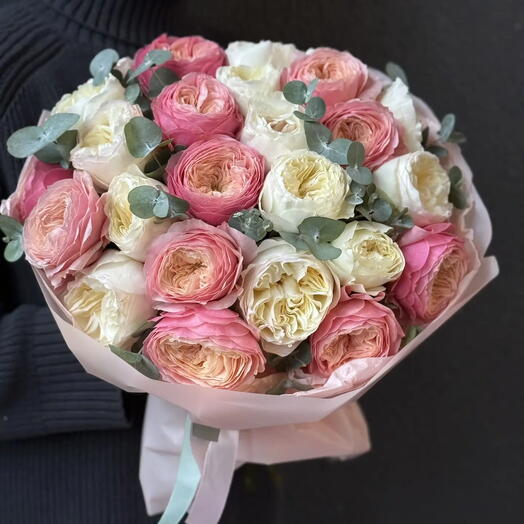 Букет из пионовидных роз с эвкалиптом "Спелый персик"