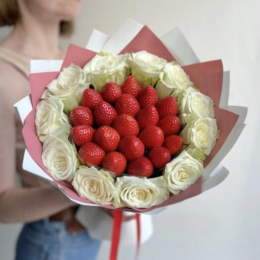 Букет белые розы с клубникой