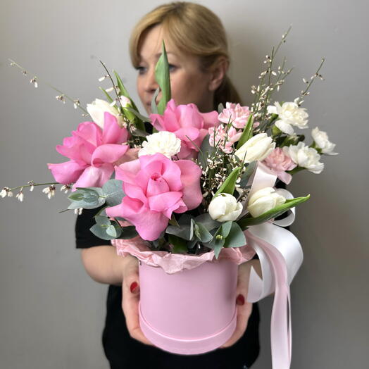 Коробка с французскими розами и тюльпанами