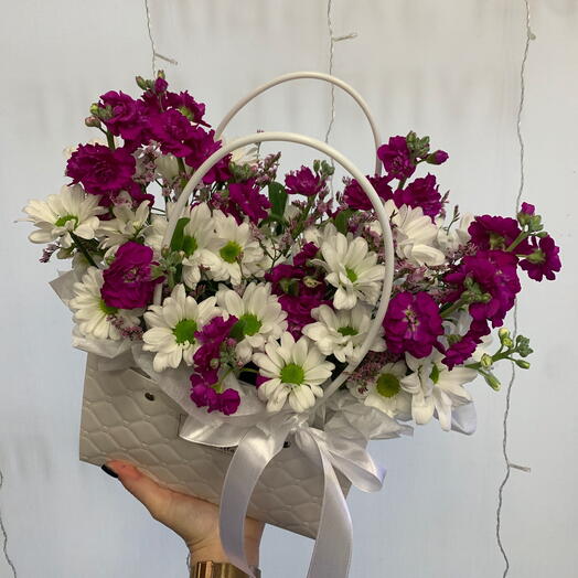 Сумочка с кустовой хризантемой , лимониумом и яркой ароматной маттиолой