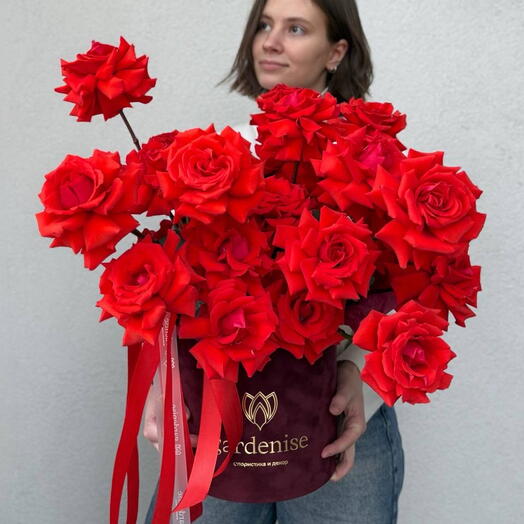 Яркая композиция из французских роз в бархатной шляпной коробке