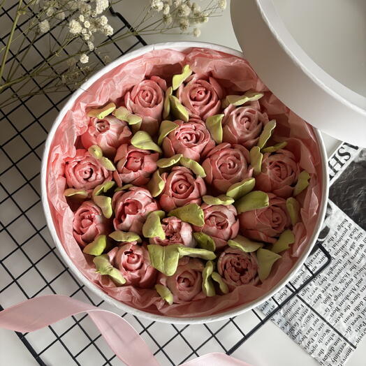 Тюльпаны из зефира в круглой коробке