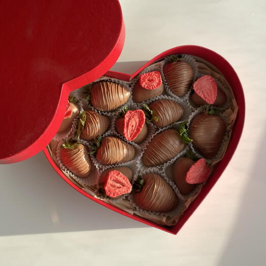 Клубника в шоколаде «Любимой» сердце (11-16 ягод)