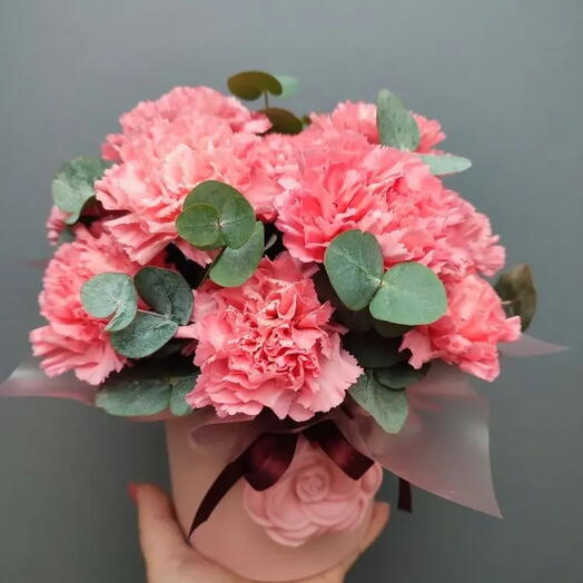 Розовые диантусы в коробке