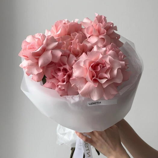 Монобукет из ажурных роз в розовом оттенке