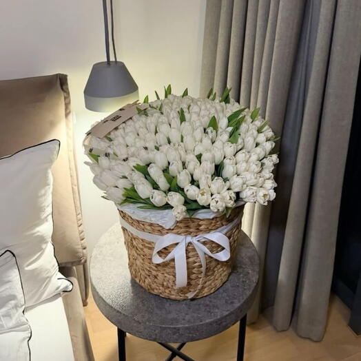 Корзина с цветами тюльпан белый 101шт