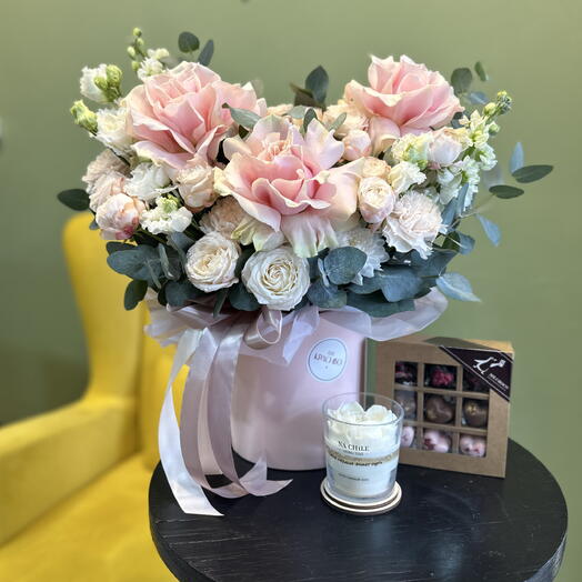 «Любимой» подарочный набор: композиция из цветов, свеча и коробка конфет ручной работы