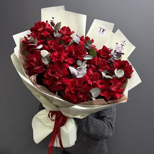 Красные ароматные французские розы с эвкалиптом