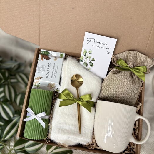 Подарочный набор на 14 февраля с чаем и вафлей. Подарочный бокс подруге маме коллеге сестре тете  на 8 марта