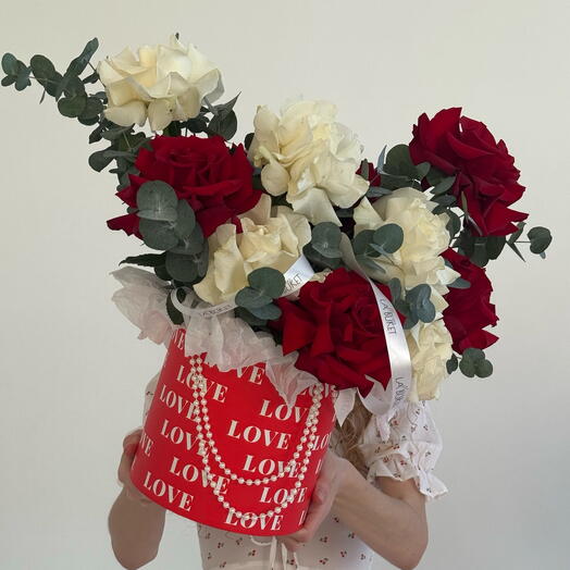 Цветы в коробке «LOVE»