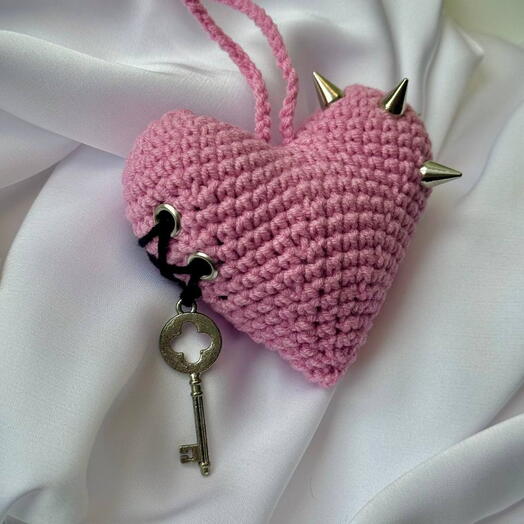 Милое розовое сердце с шипами и ключиком. Оригинальный подарок на 14 февраля и 8 марта