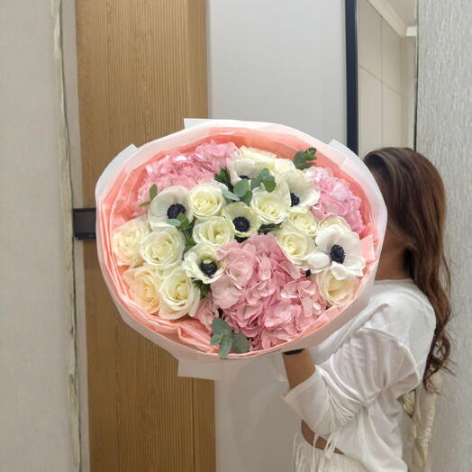 Розовая элегантность» — розовая гортензия, анемоны, розы и эвкалипт