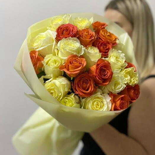 25 белых и оранжевых роз 40/50 см