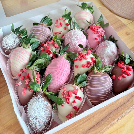 Клубника в шоколаде 16 шт для девушки