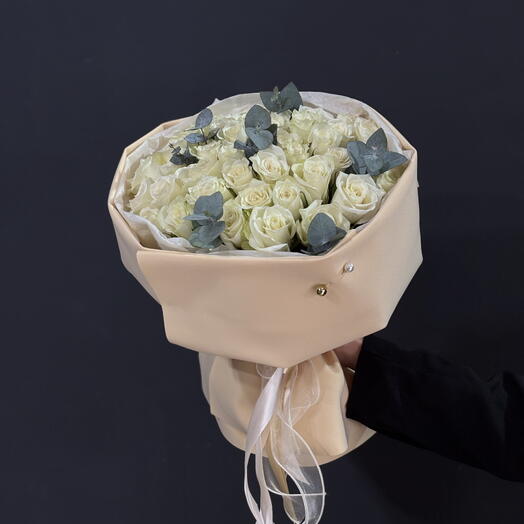 Букет 37 белых роз с эвкалиптом