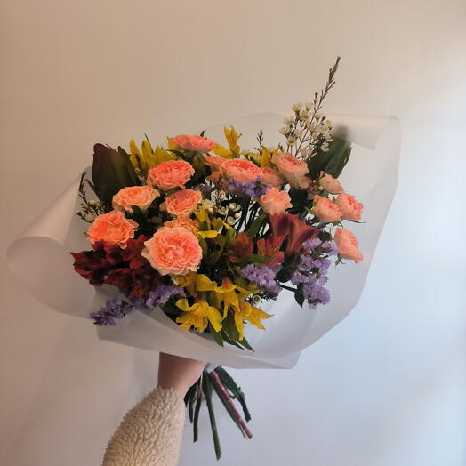 Авторский букет Весенний день с кустовой пионовидной розой альстромериями леукодендронами лимониумом и ваксфлауэром