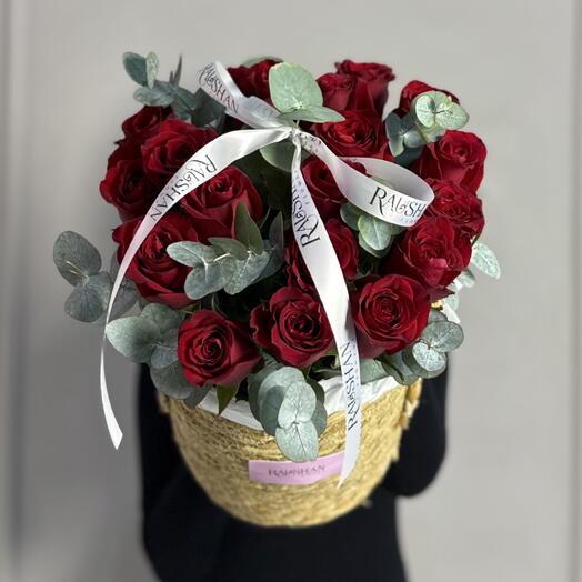 Красные розы в кашпо