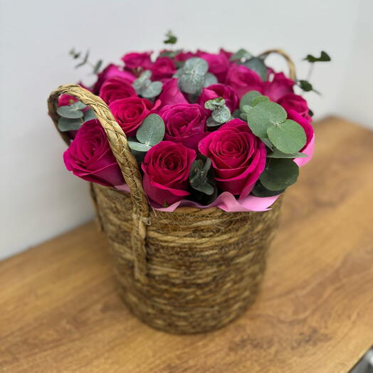 25 розовых роз в кашпо