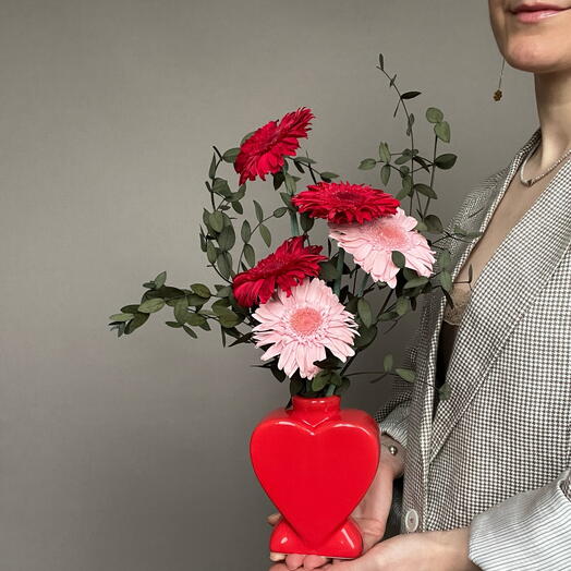 Герберы в вазе «Сердце»