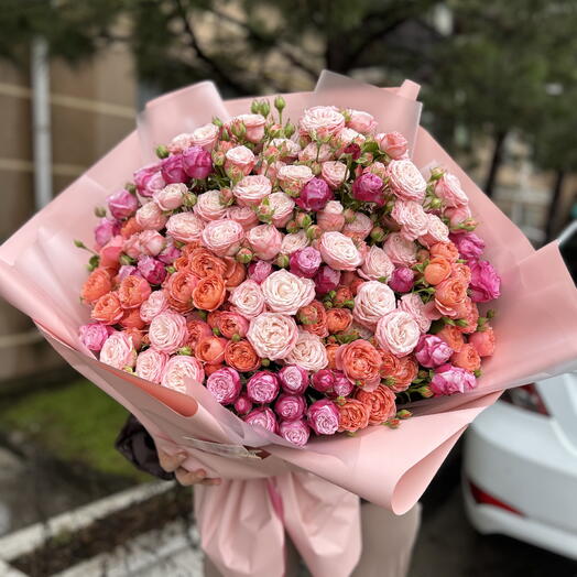 Букет из кустовой пионовидной розы