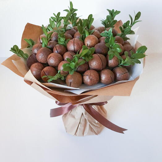 Букет из макадамии с самшитом