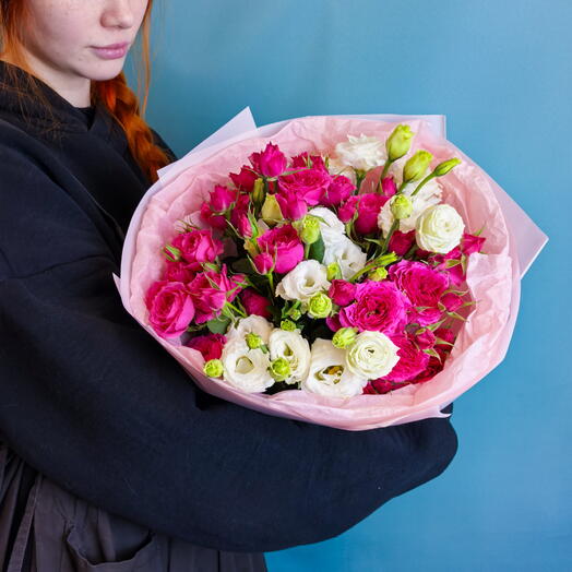 Нежный букет с эустомой и кустовой розой