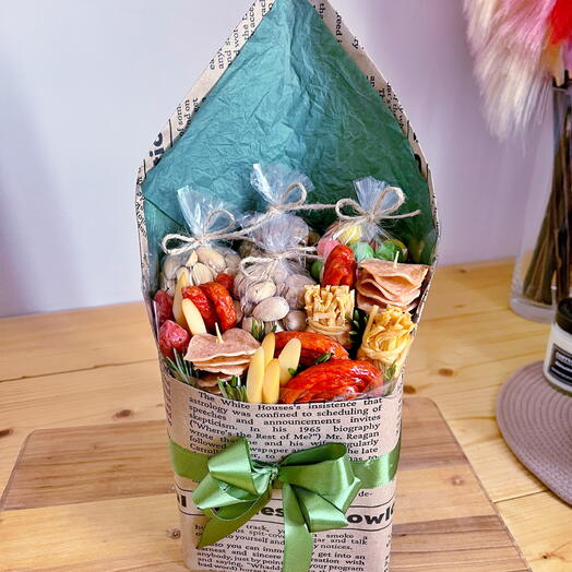 Мужской букет с орешками и колбасками