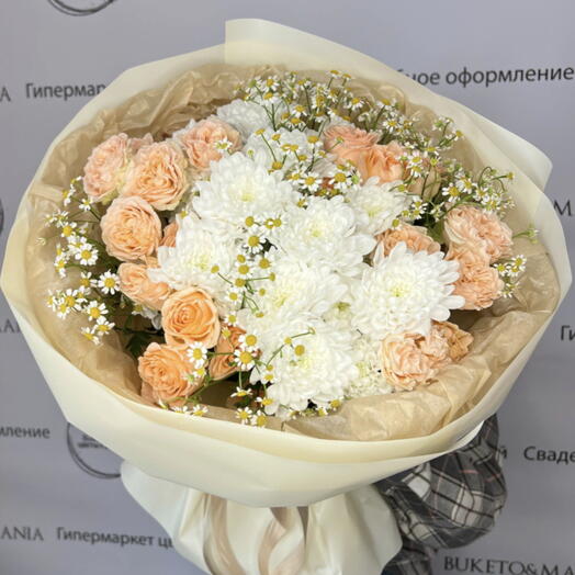 Букет с кустовой розой и хризантемой