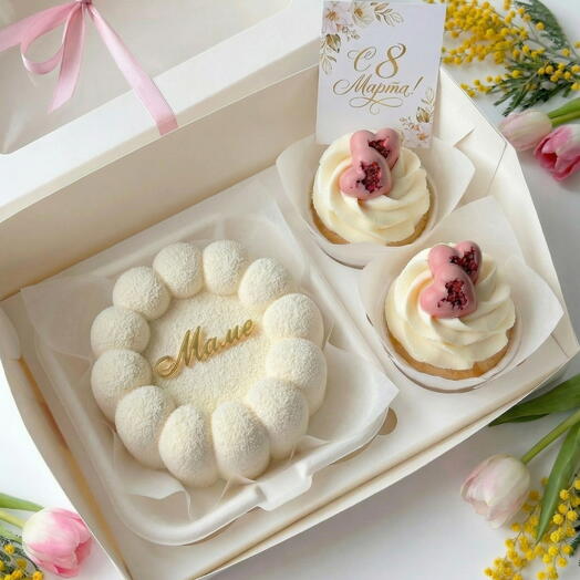 Сладкий набор для мамы на 8 марта "Муссовый бенто и 2 капкейки"