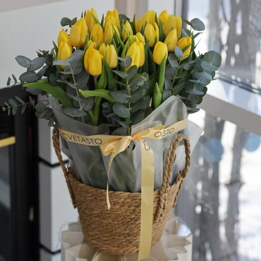 Корзина с желтыми тюльпанами
