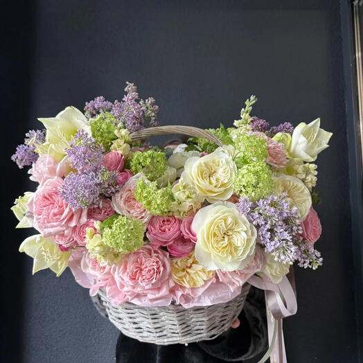 Авторская корзина из кустовых и пионовидных роз, амариллиса и маттиолы "Изысканный знак признания"