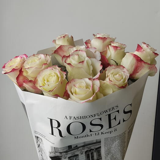 11 бело-розовых роз