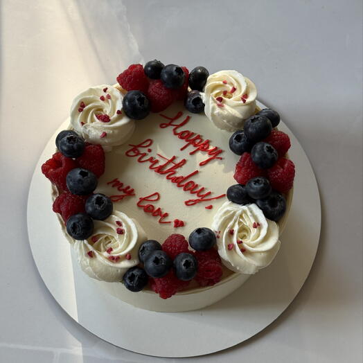 Торт с ягодами малины или клубники и голубики «happy birthday my love, «с днем рождения, моя любовь» и вашей надписью
