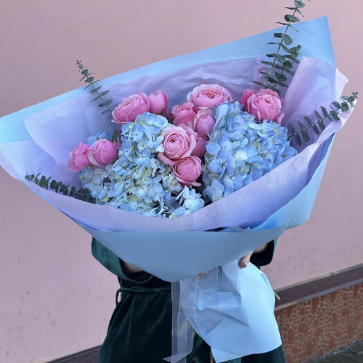 Букет из голубых гортензий и кустовых роз